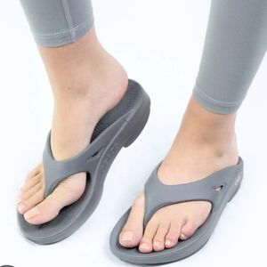 Oofos OOriginal- Rock Steppers Women's Size 12.